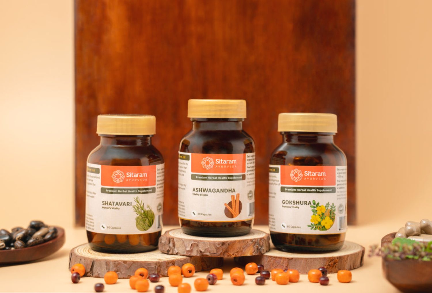 Frau mit Blume in einer Namaskar-Geste für Sitaram Ayurveda